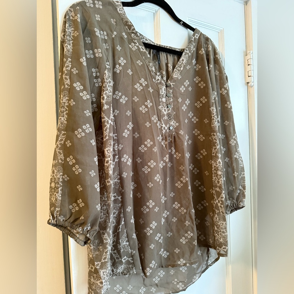 Maurices Flowy Beige/Brown Top Size L